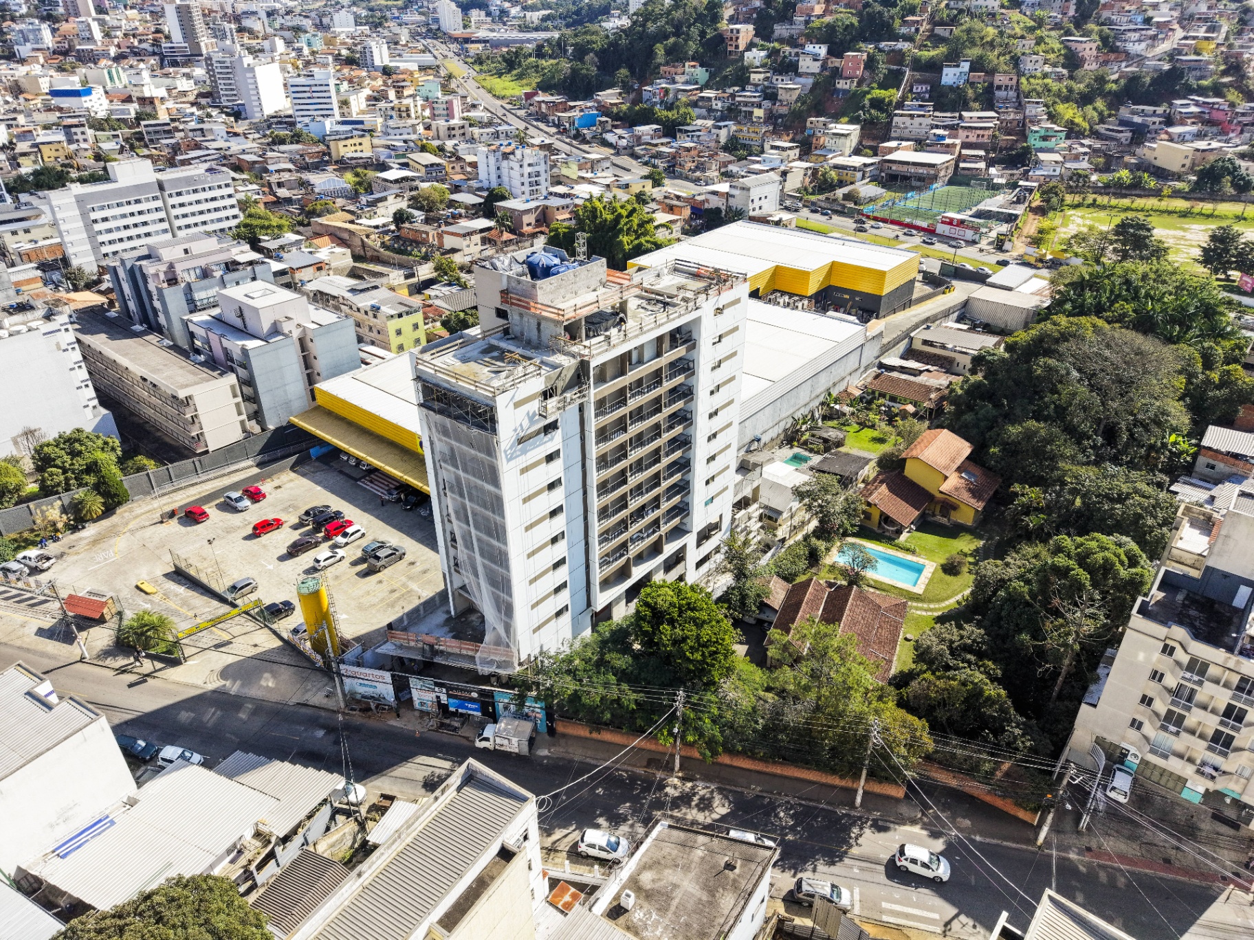 Vista lateral da obra do Terrazza com a Av. Deusdedith Salgado