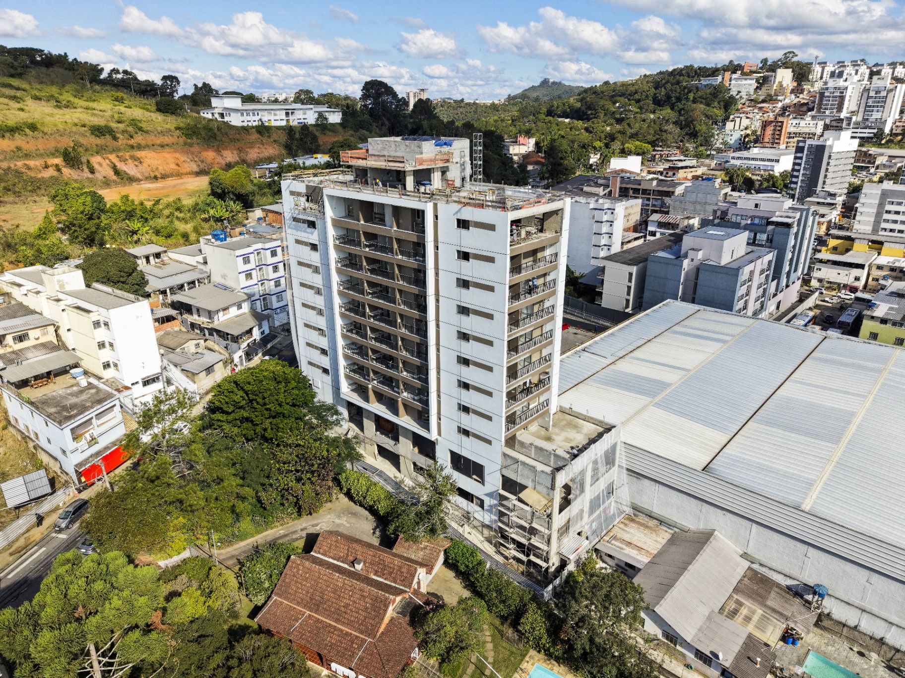 Vista frontal da torre do Terrazza São Pedro em fase de acabamento